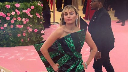 Miley Cyrus Calls Out Nsfw Sign About Ex Nick Jonas During Chile Concert