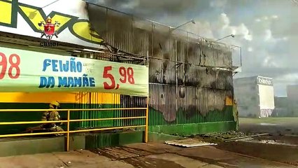 Supermercado de Santa Maria pega fogo nesta terça-feira