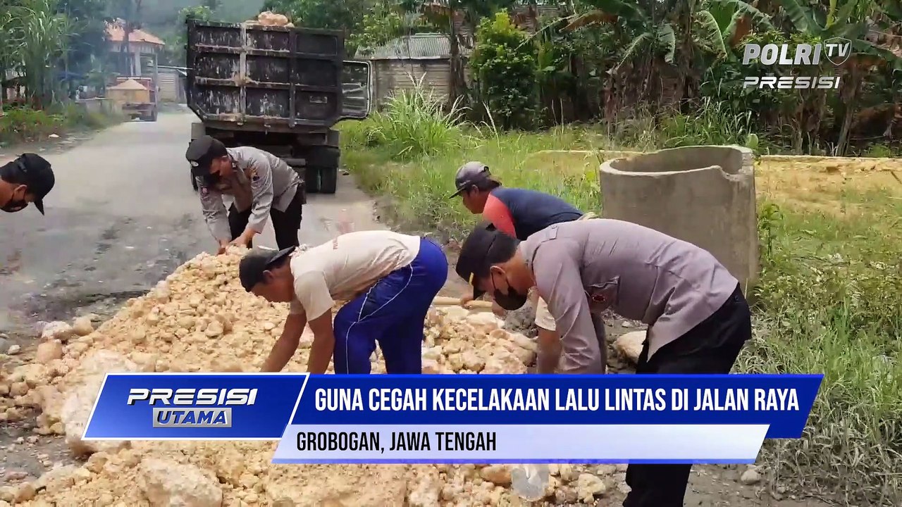 Polsek Grobogan Polres Grobogan Gelar Penambalan Jalan Berlubang Sebagai Upaya Mencegah Kecelakaan Lalin Di Jalan Raya