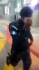 Elemento de la PNC queda evidenciado por turista que lo acusa de robarle dinero