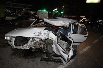 TIR'a çarpan otomobilin sürücüsü öldü
