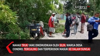 Detik-Detik Truk Pasir Terguling di Lumajang