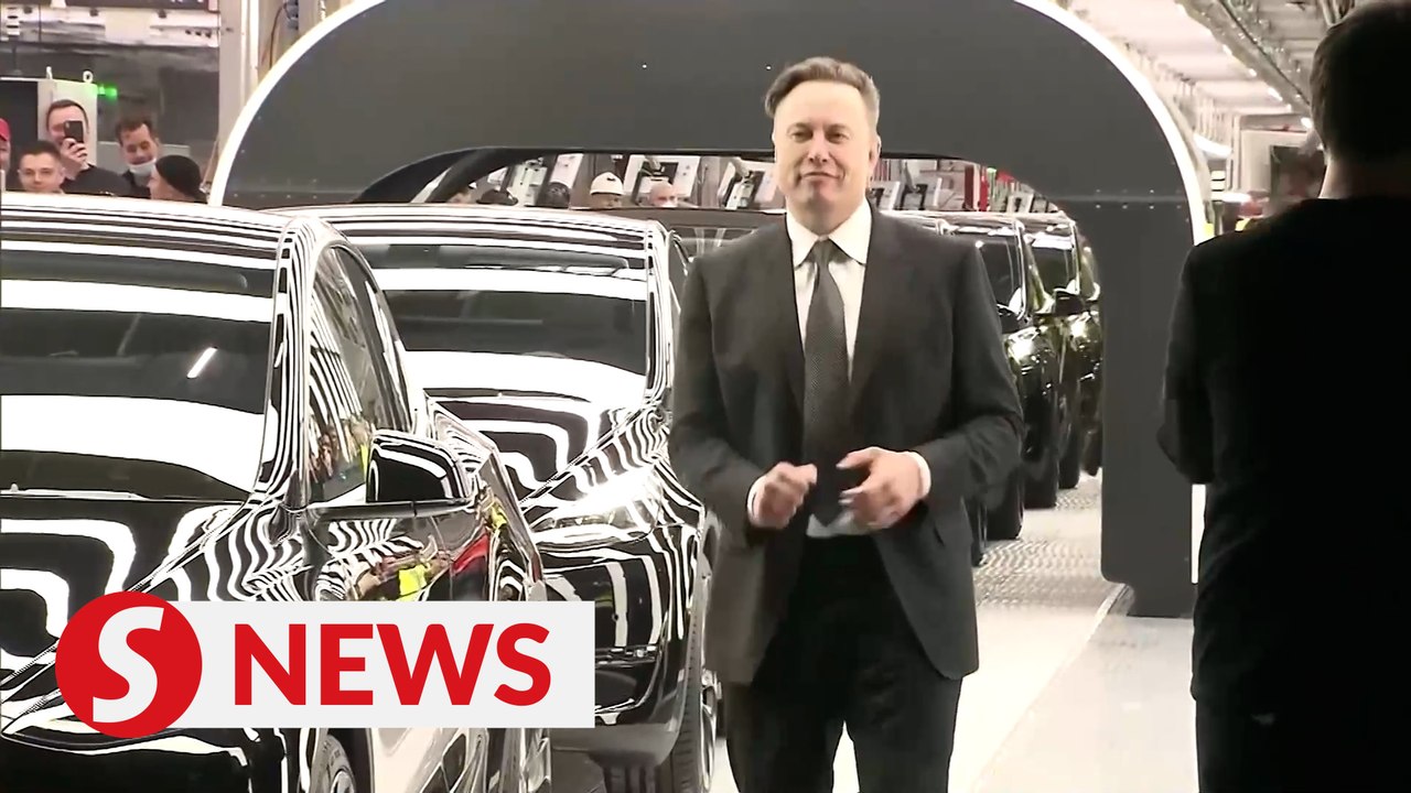 Dancing Musk hands drivers first Teslas from new German gigafactory