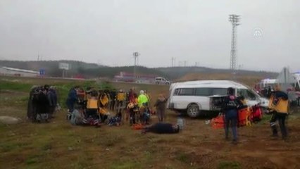 Tarım işçilerini taşıyan minibüs devrildi (1)