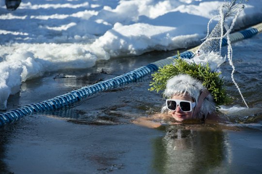 سباق للسباحة في بحيرة جليدية بالولايات المتحدة الأمريكية