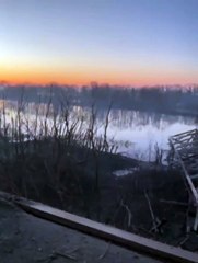 Descargar video: Russos destroem ponte usada para a retirada de pessoas em Chernihiv