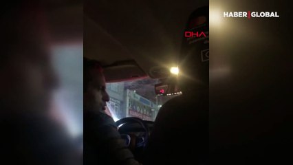Kağıthane'de bir taksici tartıştığı yolcuyu eşyalarıyla taksiden attı
