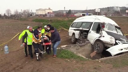 Tarım işçilerini taşıyan minibüs devrildi, 19 kişi yaralandı (3)