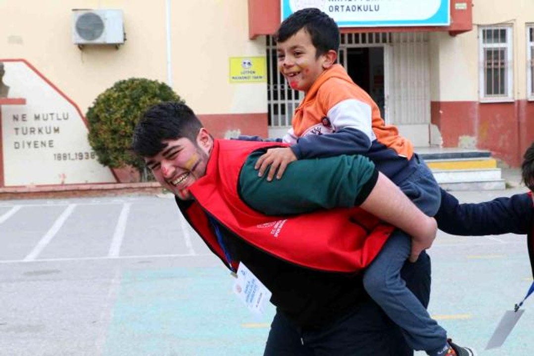 Gönüllü gençler Manisa'da gönüllere dokundu