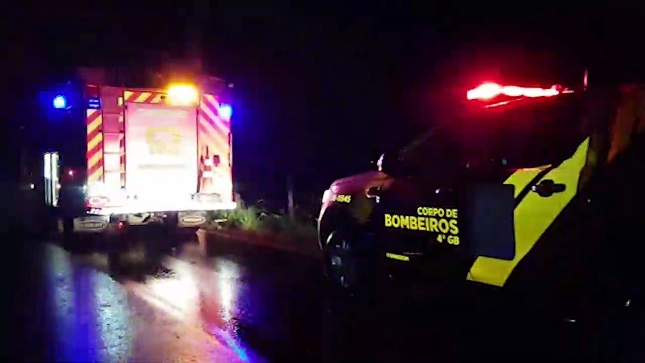 Urgente: Hilux fica pendurada ao cair de barran...