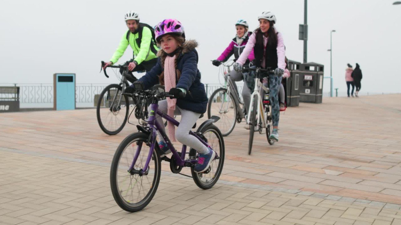 Fahrradhelme für kinder im test: modell vom discounter liegt vorn