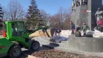 Harkov'daki Shevchenko Anıtı Rus saldırılarına karşı korunuyor