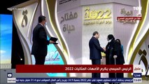 شاهد تأثر الرئيس السيسي خلال حديثه مع إحدى الأمهات بإحتفالية المرأة المصرية