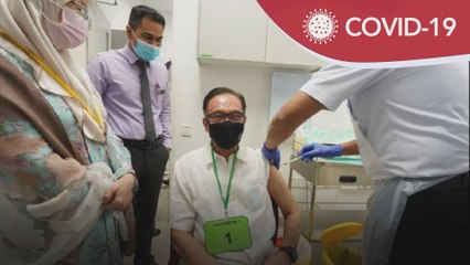 Vaksin COVID-19 | Anwar Ibrahim terima suntikan vaksin dos pertama