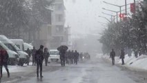 Ahlat'ta kar yağışı... 15 köy yolunun ulaşıma kapandığı ilçede eğitime yarım gün ara verildi