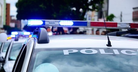 Il perd son pantalon et son caleçon s'accroche au véhicule de police alors qu'il tentait de s'évader