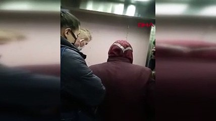 Hastane asansöründe mahsur kalan yaklaşık 10 kişi açılan delikten çıktı