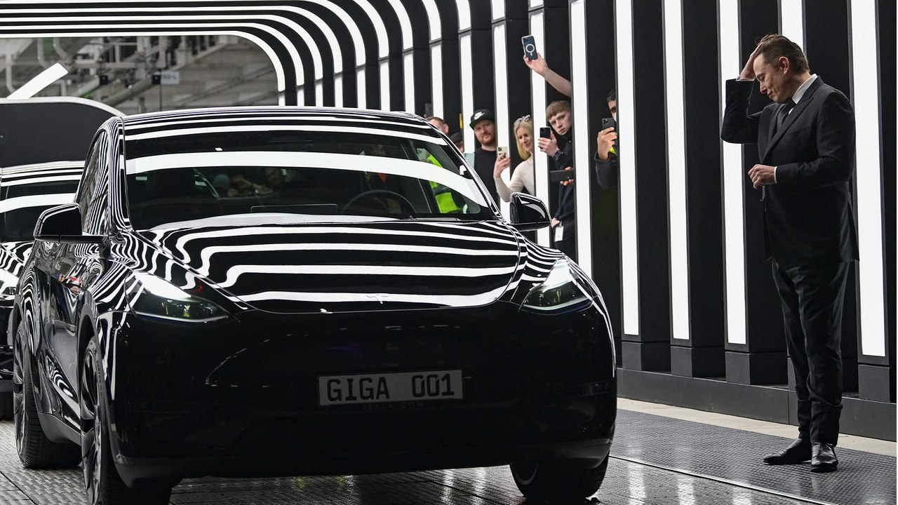 Elon Musk feiert die ersten 30 Autos “made in Germany” mit einem Drohnentänzchen