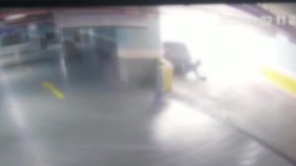 El frenini çekmeyi unuttuğu otomobilinin altında hayatını kaybetti