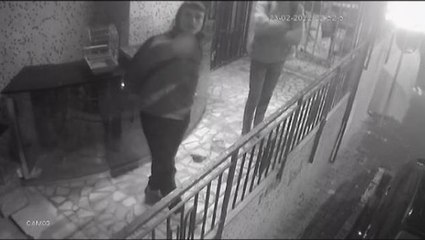 Hırsızlık yaparken görüntülendiğini fark etti, güvenlik kamerasına el hareketi yaptı