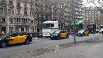 Los taxistas marchan por el centro de Barcelona con el apoyo de los transportistas