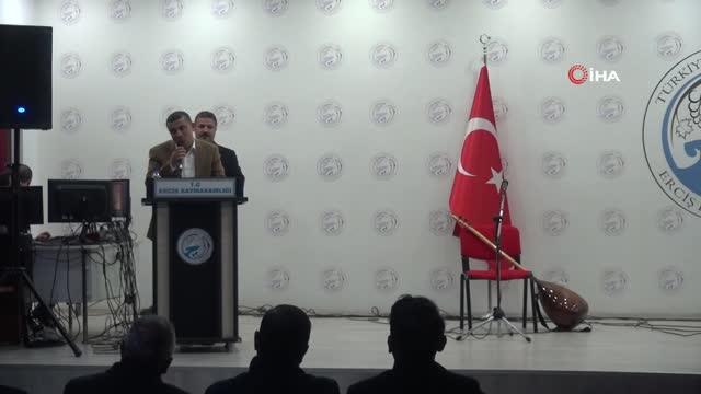 Van'ın Erciş ilçesinde düzenlenen Aşıklar Buluşması programında aşıklar hünerlerini sergiledi