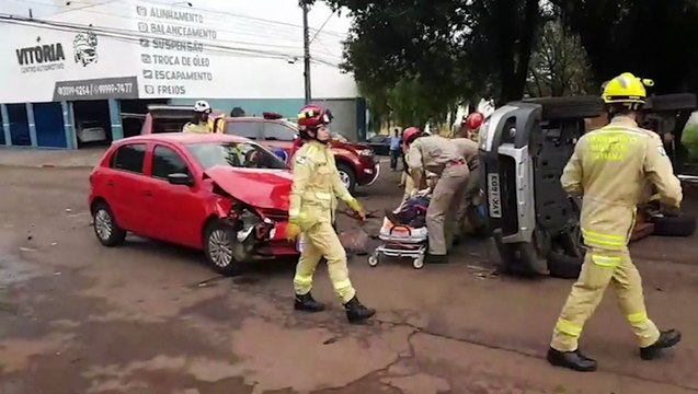 Colisão seguida de capotamento é registrada no Bairro Country e duas pessoas ficam feridas