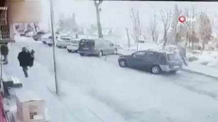 Sokak ortasında husumetlisini silahla kovalayarak ortalığı birbirine kattı