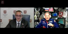 Rus kozmonot uzay istasyonunda sarı renkli kıyafeti değiştirdi