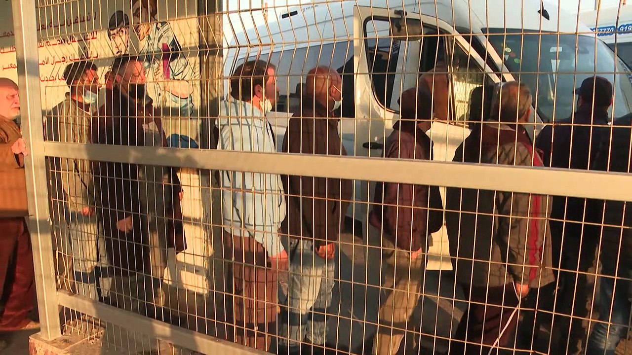 فلسطينيون من غزة يبحثون عن لقمة العيش في إسرائيل