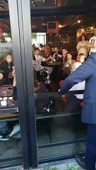 Muharrem İnce kafede oturan gençlerin yanına gitti taleplerini sordu