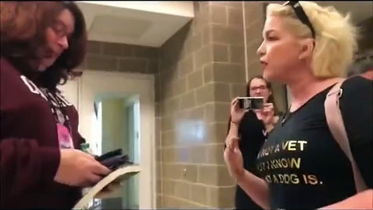 Une femme trans s'introduit dans les toilettes des femmes