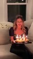 Elle fête son anniversaire mais elle se fait brûler par les bougies