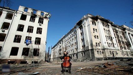 Download Video: Guerre en Ukraine: un violoncelliste joue dans les rues de Kharkiv, au milieu des ruines