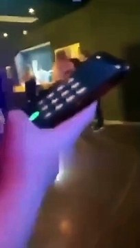 Un videur gifle une cliente dans une boite de nuit (France)