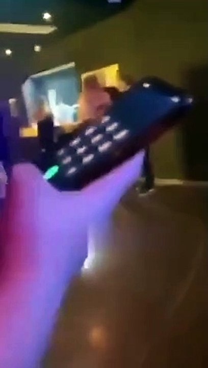 Un videur gifle une cliente dans une boite de nuit (France)