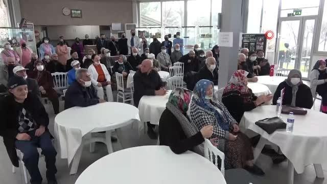 Sağlık çalışanları oluşturdukları koro ile ziyaret ettikleri huzurevi sakinlerinin gönüllerine dokundu