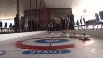 Curling takımı, Yaşlılar Haftası'nda huzurevi sakinleri ile yarıştı