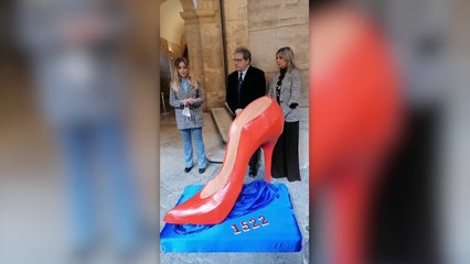 Violenza sulle donne, scarpa rossa al Palazzo dei Normanni di Palermo
