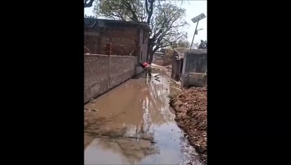 Un cycliste évite une flaque d'eau d'une façon géniale