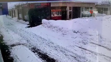 Korku dolu anlar kamerada! Tonlarca ağırlığın altında kalmaktan kıl payı ile kurtuldu