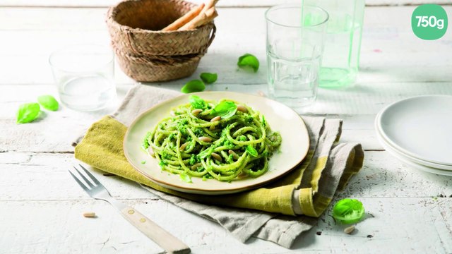 Spaghetti a pesto genovese, pignons de pin et basilic frais