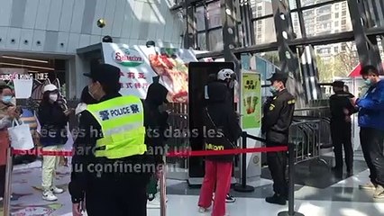 Covid: les habitants de Shanghai font leurs provisions avant le confinement