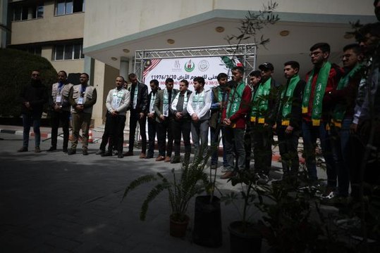 Gazzeli gençler, 46. Filistin Toprak Günü münasebetiyle zeytin fidanı dikti