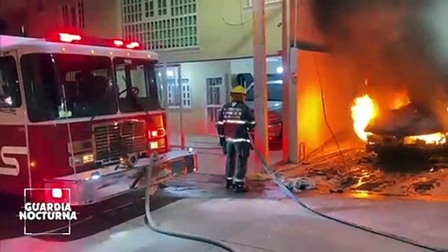 Un vehículo fue consumido por las llamas en la colonia Lomas del Paraíso