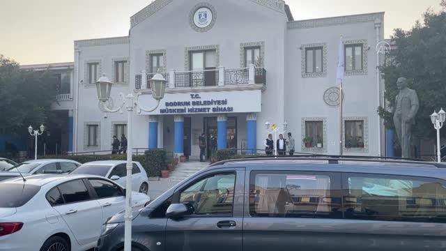 Bodrum Belediyesi'nde KOM ekiplerince evrak incelemesi yapılıyor