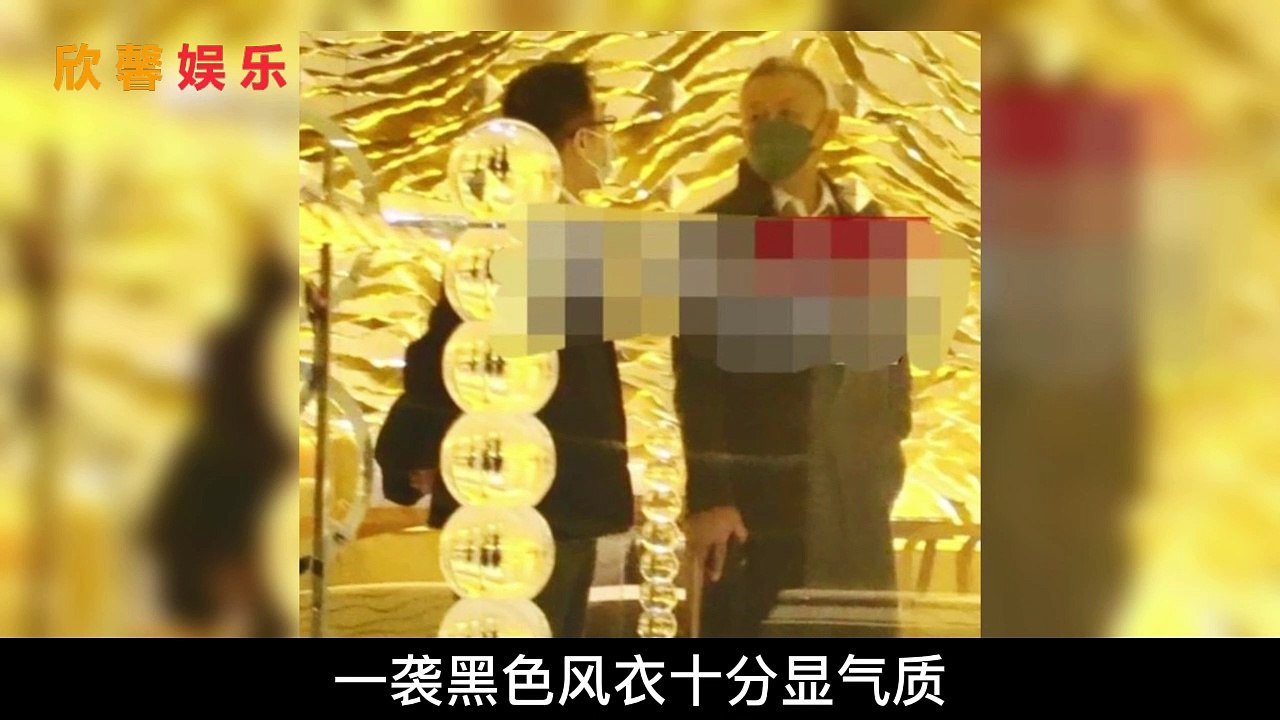 陈道明与海岩深夜聚餐！穿着考究街头热聊，海岩打扮低调肚腩微凸