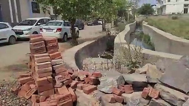 The width of the drain was reduced, the result - littered with dirt