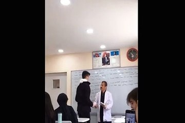 Sınıfta infial yaratan görüntü! Öğretmenine yaptığı hareketlere tepki yağdı