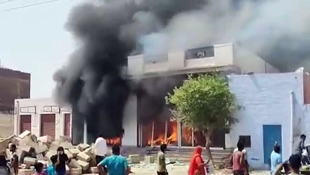 बच्चों के सेनेटरी पैड बनाने की फैक्ट्री और गोदाम में लगी आग